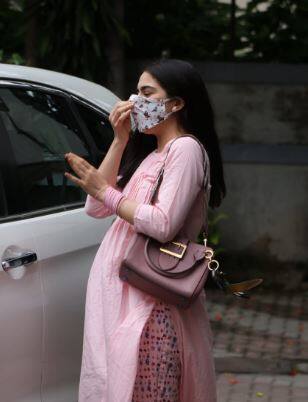 घर से बाहर निकलने के लिए सारा ने पिंक कलर के सूट में नजर आईं साथ ही चेहरे पर मास्क लगाए दिखीं. 