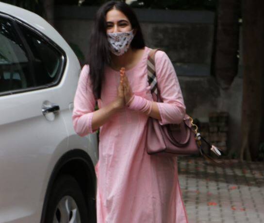 सारा अली खान आनंद के साथ फिल्म अतरंगी रे में काम करती नजर आएंगी. इस फिल्म में उनके साथ धनुष और अक्षय कुमार नजर आएंगे. 