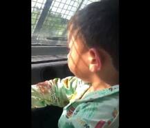 जम्मू-कश्मीर: आतंकी बरसा रहे थे गोलियां, तब बहादुर जवान ने बच्चे को बचाया, वायरल हुई तस्वीरें