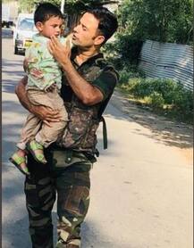 जम्मू-कश्मीर: आतंकी बरसा रहे थे गोलियां, तब बहादुर जवान ने बच्चे को बचाया, वायरल हुई तस्वीरें