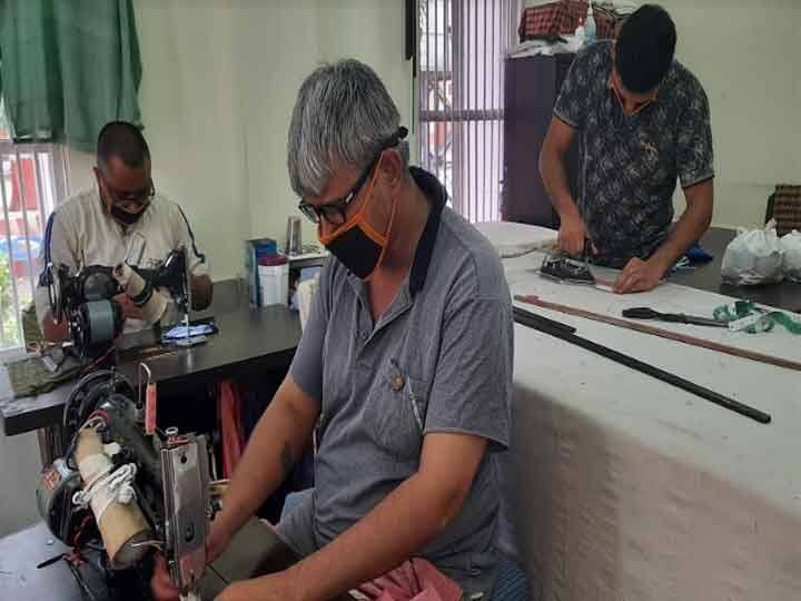 कोविड 19 के खिलाफ जंग में 'कोरोना योद्धा' बने जम्मू जिला जेल के कैदी, बना रहे हैं डिजाइनर मास्क Prisoners of Jammu district jail are making designer masks ANN कोविड 19 के खिलाफ जंग में 'कोरोना योद्धा' बने जम्मू जिला जेल के कैदी, बना रहे हैं डिजाइनर मास्क