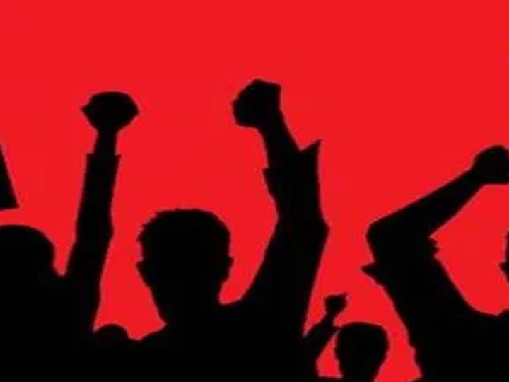 noida workers create ruckus demand for salary यूपी: नोएडा में वेतन को लेकर मजदूरों ने किया हंगामा, पुलिस और प्रशासन पर लगाया कंपनी का पक्ष लेने का आरोप