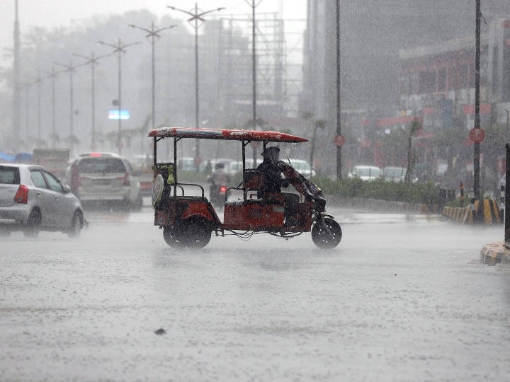 Weather Updates: गुजरात में भारी बारिश से जनजीवन बेहाल, असम में घटने लगा बाढ़ का पानी Heavy rains in Gujarat have affected life, flood water started receding in Assam Weather Updates: गुजरात में भारी बारिश से जनजीवन बेहाल, असम में घटने लगा बाढ़ का पानी