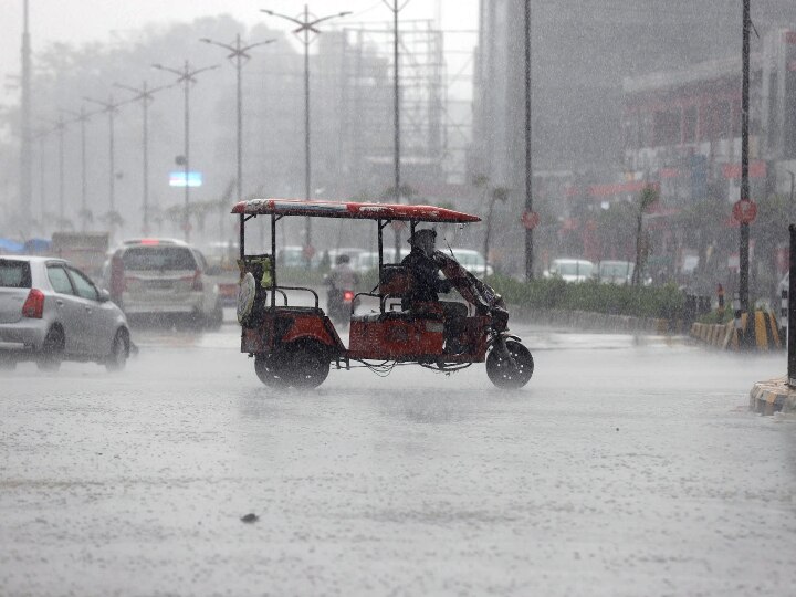 Weather Updates: Heavy rainfall in Mumbai, Delhi Thane, Raigad and Palghar- IMD Weather Updates: मुंबई में आज भी भारी बारिश की आशंका, दिल्ली में जमकर बरस सकते हैं बादल, जानें- अपने शहर का हाल