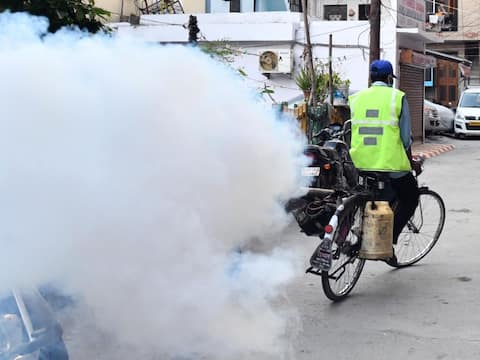 यूपी: प्रयागराज में कर्मचारियों को दी गई कीटनाशकों के छिड़काव की किट, मिशन मोड पर चल रहा है स्वच्छता अभियान यूपी: प्रयागराज में कर्मचारियों को दी गई कीटनाशकों के छिड़काव की किट, मिशन मोड पर चल रहा है स्वच्छता अभियान