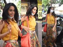 मास्क लगाए घर से बाहर निकलीं मल्लिका शेरावत, कोरोना संकट के बीच पहुंची यहां, देखें तस्वीरें