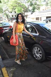 मास्क लगाए घर से बाहर निकलीं मल्लिका शेरावत, कोरोना संकट के बीच पहुंची यहां, देखें तस्वीरें