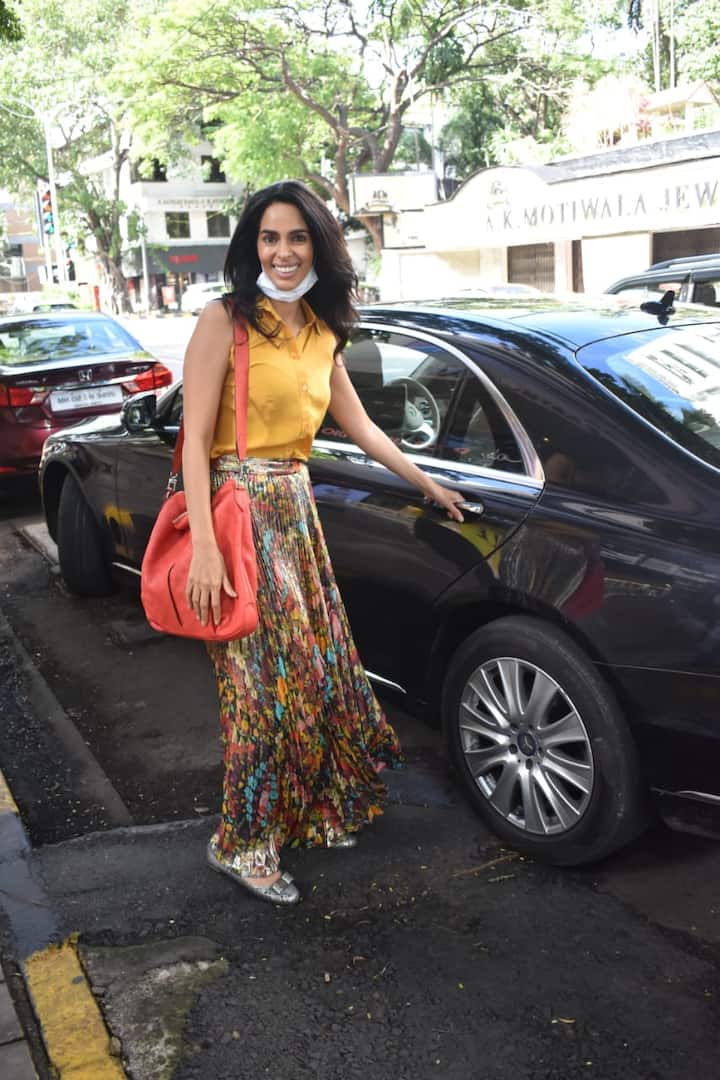 इस दौरान उन्होंने अपनी कार में बैठने से पहले चेहरे से मास्क हटाकर पैपाराज़ी को पोज़ भी दिया. (तस्वीर: मानव मंगलानी)