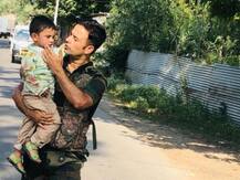 आतंकियों की गोलियों की बौछार के बीच 3 साल के बच्चे को CRPF जवान ने किया रेस्क्यू, जानें उनके बारे में