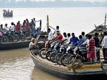 पटना: जान जोखिम में डालकर नाव पर गाड़ियां लाद गंगा नदी पार कर रहे लोग