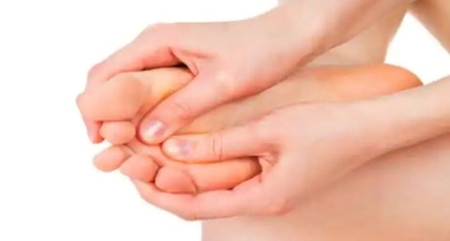 Sore feet Home remedies to get rid of foot pain क्यों होता है आपके तलवों में दर्द? इससे छुटकारा पाने के आसान उपाय