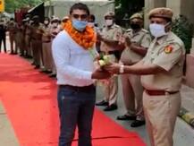 दिल्ली: कोरोना को मात देकर सब इंस्पेक्टर अमित फिर से काम पर लौटे, रेड कारपेट बिछाकर किया गया स्वागत