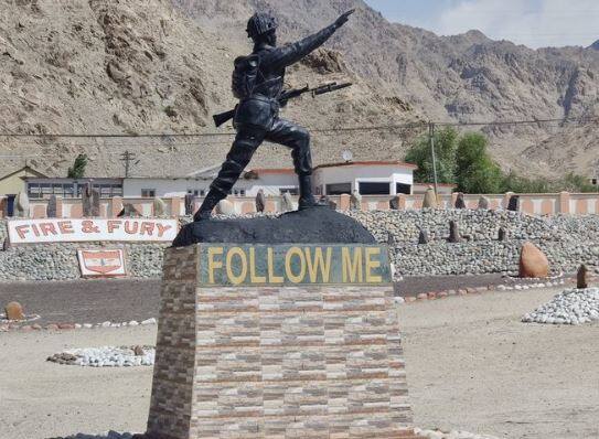 रक्षा मंत्री राजनाथ सिंह को आज लेह का दौरा करना था, लेकिन उनका लेह जाना कैंसिल हो गया. इसके बाद अचानक खबर आई कि पीएम मोदी खुद लेह पहुंच गए.