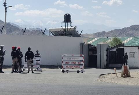 India-China Standoff: चीनी सैनिकों के पीछे हटने का सिलसिला जारी, हॉट स्प्रिंग्स और गोग्रा में ढांचों को हटाया India-China Standoff: चीनी सैनिकों के पीछे हटने का सिलसिला जारी, हॉट स्प्रिंग्स और गोग्रा में ढांचों को हटाया