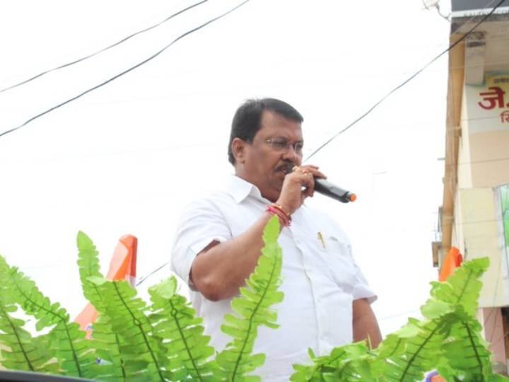 Maharashtra minister Vijay Wadettiwar says Will need to borrow to pay salary ANN महाराष्ट्र सरकार के पास नहीं है वेतन देने के पैसे, विपक्ष ने कहा- अनुभवहीन सीएम उद्धव ठाकरे हैं जिम्मेदार