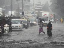 weather update: मुंबई में आज और कल हो सकती है भारी बारिश, असम में बाढ़ की स्थिति में हुआ सुधार