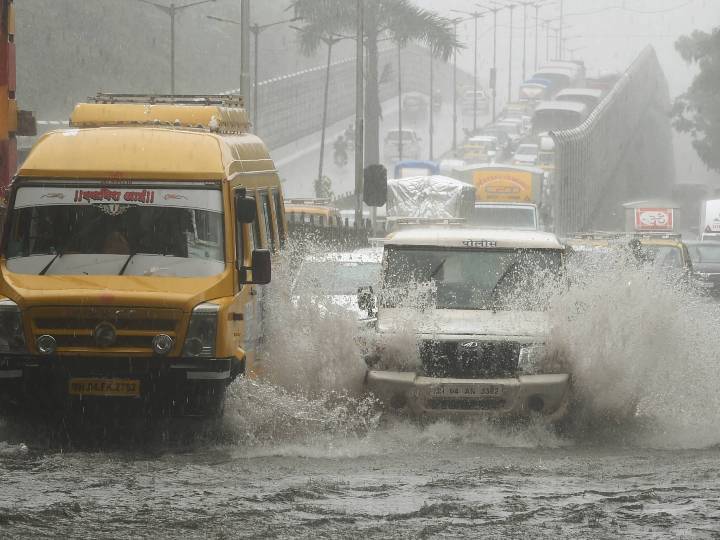 मुंबई में झमाझम बारिश से निचले इलाकों में भरा पानी, मौसम विभाग ने जारी किया ऑरेंज अलर्ट