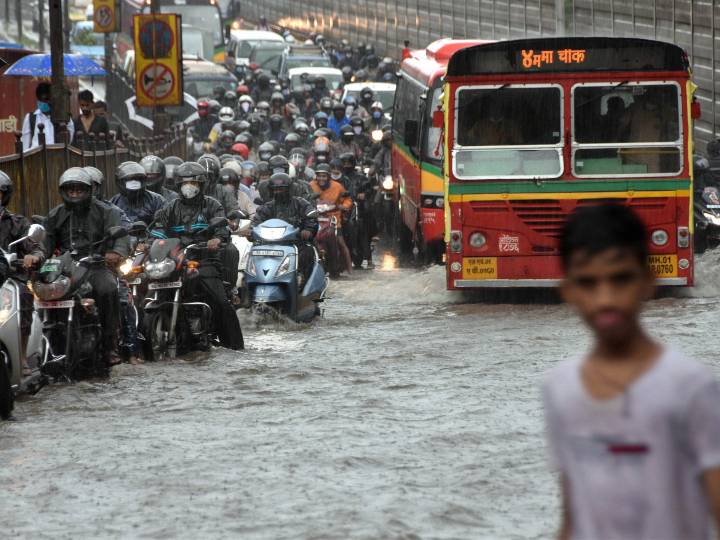 मुंबई में झमाझम बारिश से निचले इलाकों में भरा पानी, मौसम विभाग ने जारी किया ऑरेंज अलर्ट