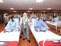 लेह के अस्पताल में घायल जवानों से मिले पीएम मोदी, कहा- पूरा विश्व आपका पराक्रम देख रहा है