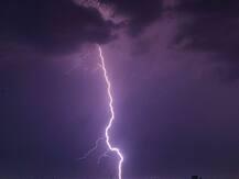 ‘बिजली गिरना’ क्या होता है, कैसे बच सकते हैं इससे, जानें