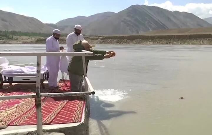 प्रधानमंत्री नरेन्द्र मोदी ने शुक्रवार को भारतीय जवानों के साथ बातचीत करने के लिए लद्दाख में निमू की यात्रा की. वहां उन्होंने सिंधु नदी की पूजा की. पीएम ने रीती रिवाज के साथ नदी में फूल, जल, नारियल और नैवेद्य अर्पित किए. वहां मौजूद पंडितों ने सिंधु नदी की विधिवत पूजा कराई.