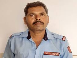 UP: नोएडा में फल खरीदने के दौरान 5 रुपये को लेकर विवाद, सिक्योरिटी गार्ड ने फल विक्रेता को मारी गोली