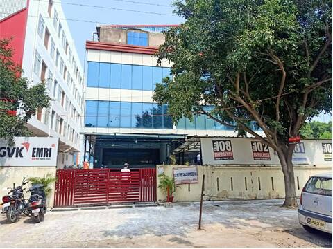 यूपी: एंबुलेंस सेवा के कॉल सेंटर में 32 कर्मचारियों को हुआ कोरोना, इमारत सील यूपी: एंबुलेंस सेवा के कॉल सेंटर में 32 कर्मचारियों को हुआ कोरोना, इमारत सील