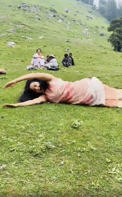In Pics: कंगना रनौत परिवार के साथ मनाली में मना रही हैं पिकनिक, मस्ती-मजा करते सामने आई ये बेहतरीन तस्वीरें