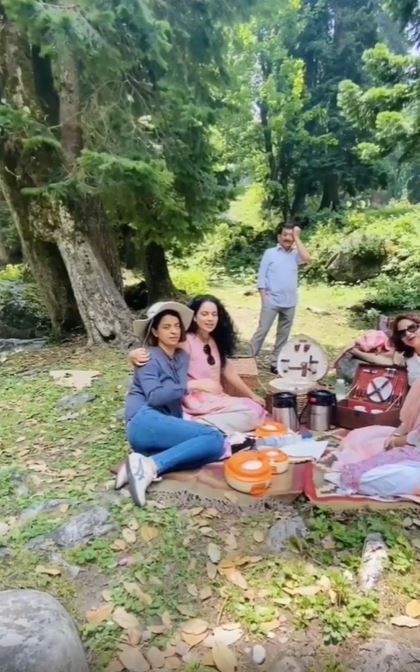 In Pics: कंगना रनौत परिवार के साथ मनाली में मना रही हैं पिकनिक, मस्ती-मजा करते सामने आई ये बेहतरीन तस्वीरें