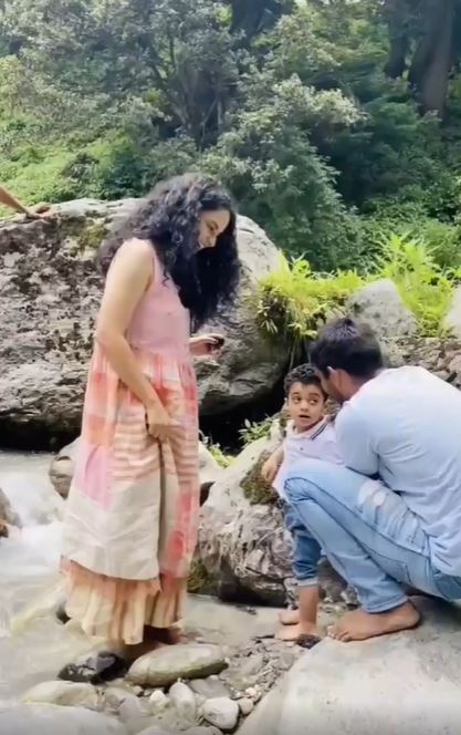 In Pics: कंगना रनौत परिवार के साथ मनाली में मना रही हैं पिकनिक, मस्ती-मजा करते सामने आई ये बेहतरीन तस्वीरें
