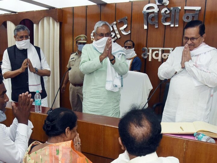 Bihar CM Nitish Kumar and Deputy CM Sushil Kumar Modi corona test ANN सीएम नीतीश और डिप्टी सीएम सुशील मोदी ने कराया कोरोना टेस्ट, विधान परिषद के सभापति के संपर्क में आए थे