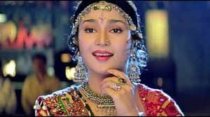 बता दें कि प्रतिभा फिलहाल अपनी मां माला सिन्हा के साथ मुंबई के बांद्रा स्थित घर में रहती हैं. उन्होंने शादी नहीं की है। प्रतिभा करीबन 13 फिल्मों में नजर आईं लेकिन किसी भी फिल्म में उन्हें वो कामयाबी हासिल नहीं हुई जो उनका मां माला सिन्हा को मिली. प्रतिभा अब फिल्मों से दूर हैं.