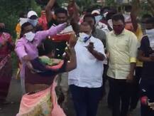 मुंबई: कोरोना को मात देकर लौटे शख्स के स्वागत में जुटी भीड़, सोशल डिस्टेंसिंग की उड़ी धज्जियां, मामला दर्ज