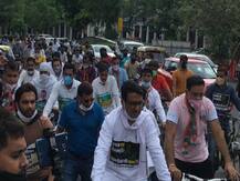 दिल्ली: पेट्रोल-डीज़ल की बढ़ी कीमतों के खिलाफ कांग्रेस ने निकाला साइकिल मार्च, कहा- 50 रुपये मुनाफा ले रही सरकारें