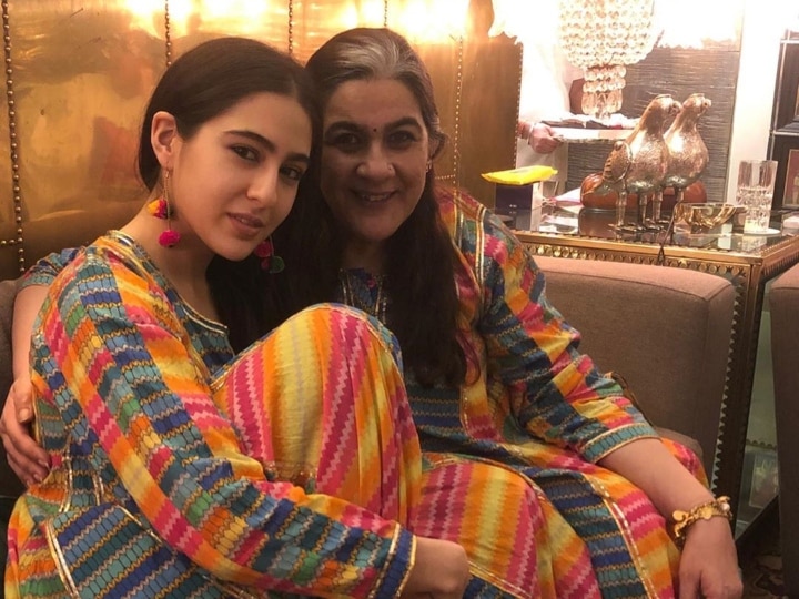 Sara ali khan day out with her mother amrita singh कोरोना संकट के बीच मां अमृता सिंह संग डे आउट पर निकलीं सारा अली खान, एक जैसी ड्रेस में सामने आईं तस्वीरें