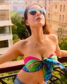 Photos: अमीषा पटेल ने एक बार फिर शेयर किया हद से ज्यादा बोल्ड अंदाज, बालकनी में यूं फ्लॉन्ट किए Curves