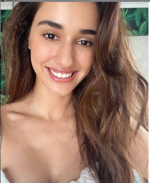 दिशा ने इंस्टाग्राम पर पर एक सेल्फी पोस्ट की है जिसमें वह अपनी खूबसूरत मुस्कान दिखाती नजर आ रही हैं.