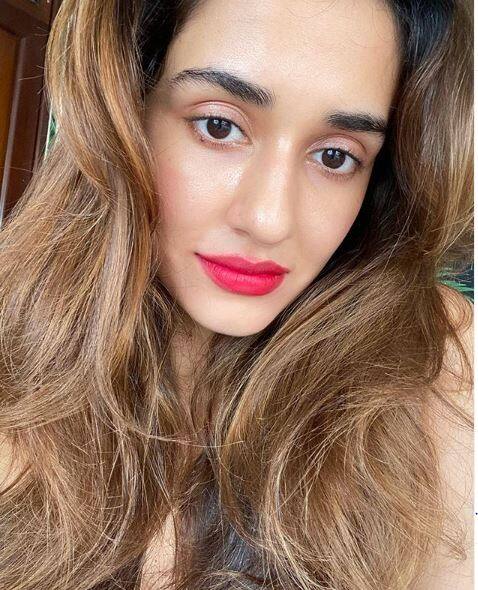 उन्होंने शेयर सेल्फी में कैप्शन के रुप में पिंक फ्लॉवर इमोजी का प्रयोग किया है.
