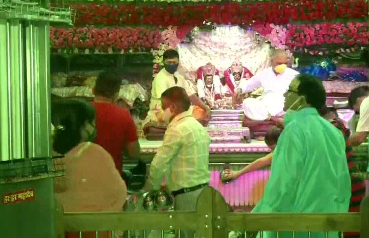 IN PICS: भगवान भोले का सावन महीना आज से शुरू, मंदिरों में सुबह से लगा है शिव भक्तों का तांता