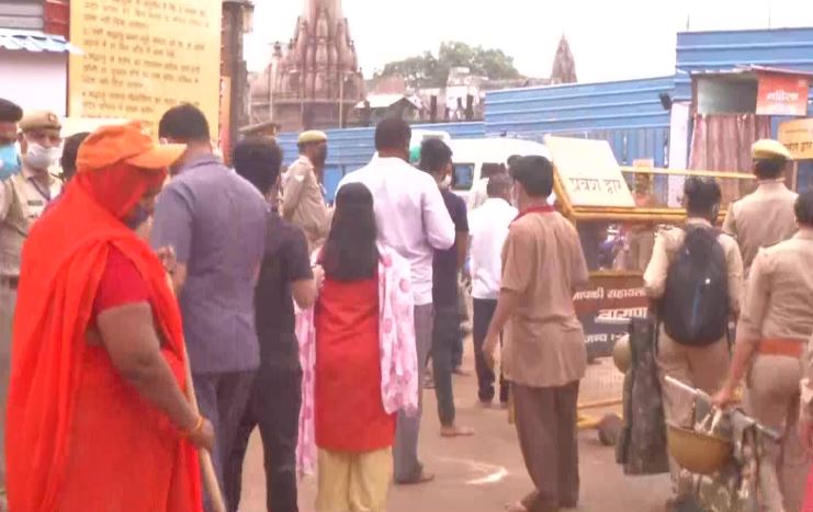 IN PICS: भगवान भोले का सावन महीना आज से शुरू, मंदिरों में सुबह से लगा है शिव भक्तों का तांता