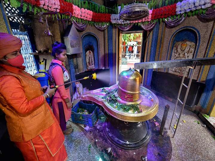 IN PICS: भगवान भोले का सावन महीना आज से शुरू, मंदिरों में सुबह से लगा है शिव भक्तों का तांता
