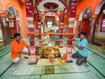 IN PICS: भगवान भोले का सावन महीना आज से शुरू, मंदिरों में सुबह से लगा है शिव भक्तों का तांता