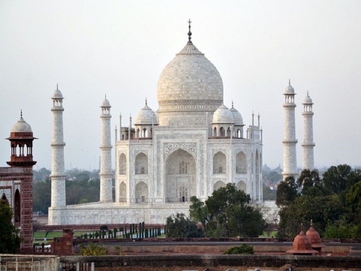 Corona falls on Taj Mahal, number of tourists reduced ताजमहल पर भी पड़ा कोरोना संकट का साया, कम हुई पर्यटकों की संख्या