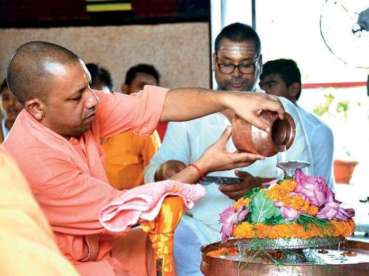 CM Yogi did Rudrabhishek of Lord Shiva on the first Monday of Sawan सावन के पहले सोमवार पर CM योगी ने किया भगवान शिव का रुद्राभिषेक, देखें वीडियो