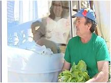 जानिए पिछले 13 साल से 25 मीटर ग्लास के केबिन में रहने को क्यों मजबूर है ये महिला?