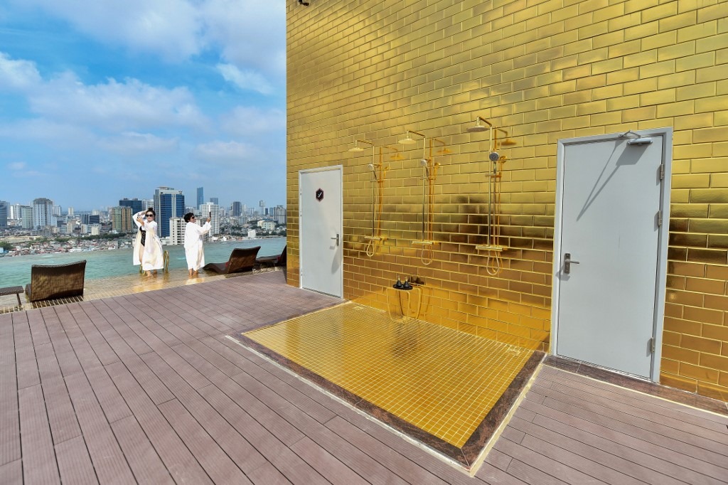 IN PICS: Have you seen a hotel made of 'Gold' in Vietnam, the bathroom is also gold
