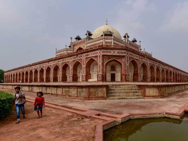 कुतुब मीनार, हुमायूं का मकबरा और दिल्ली में केंद्र द्वारा संरक्षित अन्य स्मारकों को आम लोगों के के लिए फिर से खोल दिया गया है. ये स्मारक कोविड-19 महामारी के कारण लगभग तीन महीने से बंद थे. 