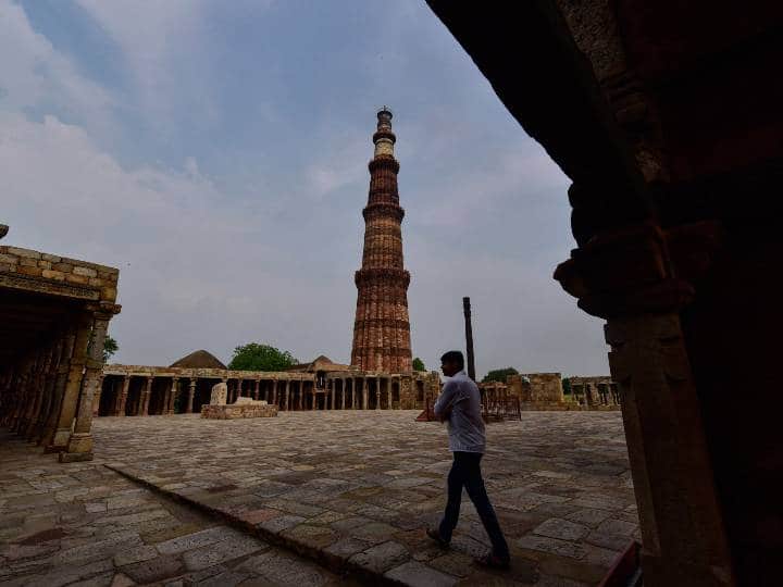 ऐतिहासिक स्थलों पर सोशल डिस्टेंसिंग बनाये रखने और सैनिटाइजेशन उपायों समेत सभी दिशा-निर्देशों का पालन किया जा रहा है.