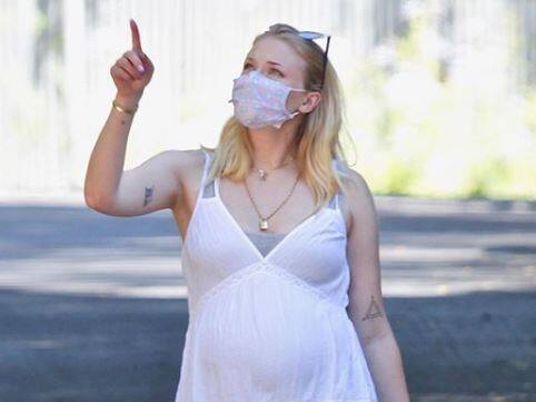 आप तस्वीरों में देख सकते हैं कि सोफी टर्नर किस खास अंदाज में परिवार के साथ नजर आ रही हैं. इस दौरान सोफी एक बेहद कंफर्टेबल आउटफिट में नजर आईं.