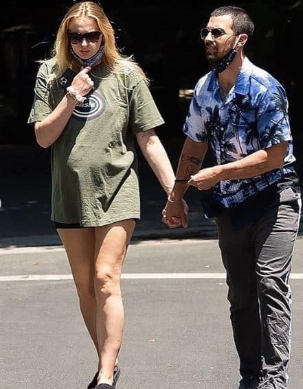 आपको बता दें कि जो जोनास और सोफी टर्नर ने पिछले साल एक दूसरे से शादी रचाई और ये दोनों अपना पहला बेबी एस्पेक्ट कर रहे हैं. (सभी तस्वीरें- सोशल मीडिया)